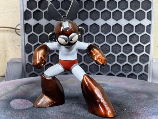 A 3d printed figure of Capcom‘s Cut Man. Hands, feet and helmet are painted in candy ruby red. Here the figure is shown from the front.